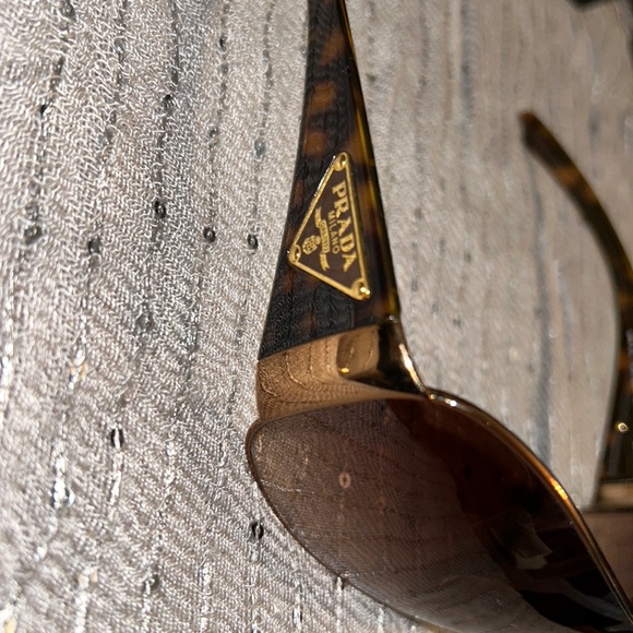 Prada Accessories - Authentic Prada sunglasses. Beautiful tortoise brown 🔥